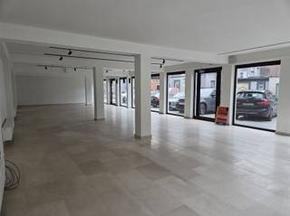 Zeer lichtrijke en ruime handelszaak op een toplocatie in het centrum van Oudenaarde.Het pand beschikt over een grote open handelsruimte, toiletten,...