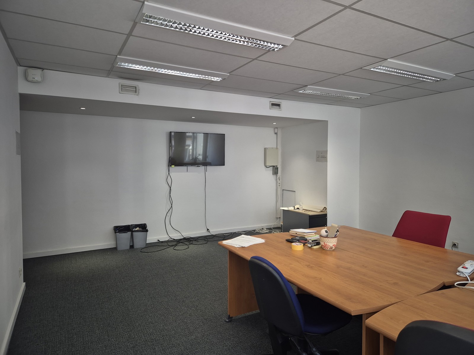 Ruime kantoorruimte met aparte bureaus in het centrum - foto 5