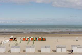 Op de derde verdieping van de moderne residentie Falcon Beach (bouwjaar 2020) bevindt zich dit uiterst zeldzame appartement, ontstaan uit de samenvoeging van twee entiteiten tot één royaal geheel van 144 m². De absolute eyecatcher is de indrukwekkende gevelbreedte van 10 meter, die garant staat voor een fenomenaal frontaal zeezicht en een unieke lichtinval in de zeer ruime leefruimte en keuken. Met vier volwaardige slaapkamers, twee badkamers, een inloopdressing en twee praktische bergingen biedt deze luxueuze eigendom de ruimte en het comfort van een villa op een toplocatie aan de Zeedijk van De Panne.<br /><br />INDELING<br />> Derde verdieping:<br />- Inkomhal;<br />- Lichtrijke leefruimte met uitgestrekt zeezicht en toegang tot het terras;<br />- Volledig uitgeruste open keuken;<br />- 2 badkamers met inloopdouche en lavabo met meubel;<br />- 2 slaapkamers van (10.5 m²) met tweepersoonsbed en toegang tot het terras aan de achterzijde;<br />- 2 kleinere slaapkamers van (6.7 m²) met eenpersoonsbed; <br />- inloopdressing;<br />- 2 aparte toiletten;<br /><br />Extra troeven:<br />- Alle meubels inbegrepen in de prijs;<br />- Dubbele private kelderberging inbegrepen;<br />- Gemeenschappelijke fietsenberging;<br />- Gemeenschappelijke verwarming via een cascadesysteem;<br /><br />Op zoek naar een comfortabel, goed gelegen appartement als investering of tweede verblijf in De Panne? Contacteer Dewaele Koksijde op 058 330 600 voor een bezoek!<br /><br />Bestuursmaatregelen in het maatregelenregister: nee