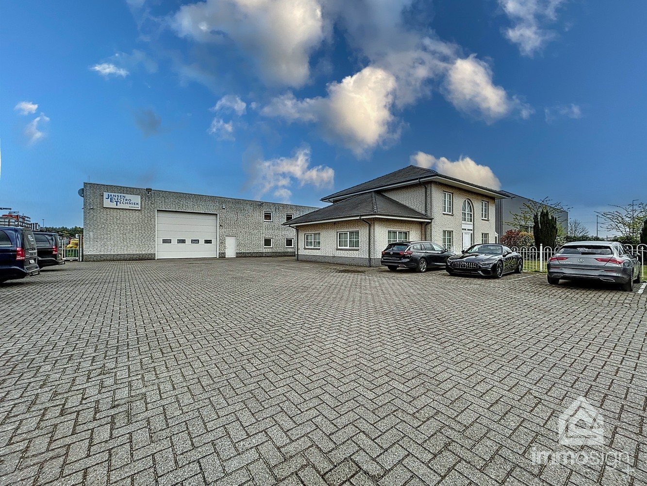 Handelspand met magazijn, kantoorruimte en instapklare woning te Lommel - foto 1