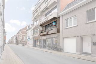 Indeling: inkomhal, living met bar en balkon uitgevend op de Nieuwstraat, keuken, bergplaats, badkamer, twee slaapkamers, toilet, terras uitgevend...