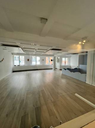 In the heart of the Leopold district, close to all European institutions. Between the metro station Arts-Loi and Maelbeek. Possibility to rent parking spaces. <br />• Surface from 482 sqm