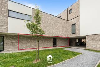 <p>Ontdek dit prachtig instapklare gelijkvloerse nieuwbouwappartement (bouwjaar 2023) op een uitstekende ligging in Bree. Dankzij de volledige indeling op het gelijkvloers is dit appartement niet alleen ideaal voor starters of koppels, maar ook perfect geschikt voor mensen die minder mobiel zijn of nood hebben aan rolstoeltoegankelijk wonen.</p>
<p>Bij het binnenkomen ervaart u meteen de moderne en kwalitatieve afwerking. De lichtrijke leefruimte sluit mooi aan op de volledig uitgeruste open keuken en werd extra afgewerkt met een stijlvol vernieuwd tv-meubel en een gezellige elektrische inbouwhaard. Het appartement beschikt daarnaast over twee volwaardige slaapkamers en een comfortabele badkamer, volledig instapklaar zonder bijkomende werken.</p>
<p>Achteraan geniet u van een ruim terras met zicht op het groen, waar rust en privacy centraal staan. Extra praktisch zijn de ondergrondse autostandplaats en privatieve kelderberging die inbegrepen zijn.</p>
<p>Ook technisch scoort dit appartement uitstekend: met een EPC-label A, zonnepanelen, aluminium ramen met hoogrendementsglas, conforme isolatienormen en een energiezuinige gascondensatieketel gecombineerd met comfortabele vloerverwarming bent u volledig klaar voor de toekomst.</p>
<p>De ligging vormt een absolute troef: op de grote ring van Bree, vlakbij winkels, horeca en met een vlotte verbinding richting Bocholt, Peer, Oudsbergen en Kinrooi.</p>
<p>Waarom dit appartement een bezoek waard is:</p>
<ul><li>Gelijkvloers en rolstoelvriendelijk</li><li>Energiezuinige nieuwbouw (EPC A)</li><li>2 ruime slaapkamers</li><li>Groot terras met groen uitzicht</li><li>Ondergrondse autostandplaats + kelderberging</li><li>Vloerverwarming voor extra comfort</li><li>Centrale ligging nabij winkels en horeca</li></ul>
<p>Interesse? Contacteer Max dan voor een bezoek!</p>