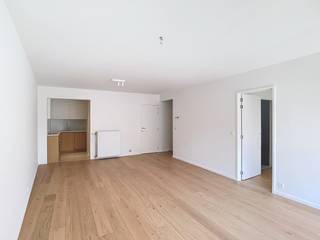 volledig gerenoveerd appartement met twee slaapkamers op enkele passen van de Zeedijk in Heist.<br /><br />Indeling: Zongerichte woonkamer met toegang tot het terras. Open ingerichte keuken, hoofdslaapkamer met douchekamer (lavabo, inloopdouche), tweede slaapkamer met douche en lavabo. apart toilet.<br />Inclusief privatieve kelderberging en gemeenschappelijke fietsenberging.<br /><br />Huurprijs: 890€ + 30€ voorschot water<br />Vrij: 1/12/2026