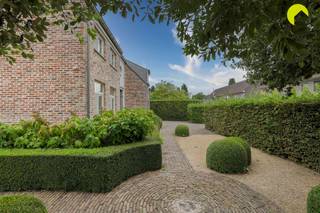 <p><span>Dans un quartier résidentiel de Kontich, nous vous proposons cette villa prête à l'emploi (217m²) dans un style pastoral. La taille du terrain est de 686m².</span></p><p><span>La propriété est située au calme dans un quartier résidentiel à faible trafic. Malgré cette situation très calme, vous trouverez à proximité des voies de communication, des magasins, des écoles, des transports en commun, etc. En bref, un endroit très calme mais proche des commodités.</span></p><p><span> </span></p><p><span>La propriété a été construite en 2002-2003 et offre tout le confort moderne. Le propriétaire actuel a tenu à n'utiliser que des matériaux de très haute qualité. Ainsi, toutes les tablettes de la maison sont en marbre de Carrare et la pierre naturelle (pierre romaine) a été choisie pour la salle de séjour.</span></p><p><span>Toutes les fenêtres sont à double vitrage avec des menuiseries en PVC et le chauffage central fonctionne au gaz. L'électricité est conforme aux normes AREI et les façades ainsi que le toit (20 cm) sont suffisamment isolés.</span></p><p><span>Il y a également un </span></p><p><span> </span></p><p><span>Disposition :</span></p><p><span>Nous entrons dans la propriété par le grand hall d'entrée. Il y a des toilettes séparées pour les invités et une sacristie intégrée. </span></p><p><span>Nous continuons et atteignons l'espace de vie spacieux et lumineux en pierre naturelle. De grandes fenêtres apportent beaucoup de lumière naturelle ! </span></p><p><span>La cheminée sépare la salle à manger/réception du salon. Au rez-de-chaussée, vous trouverez également une cuisine entièrement équipée avec tout le confort moderne.</span></p><p><span>La cuisine s'ouvre sur une terrasse ensoleillée orientée au sud avec piscine.</span></p><p><span> </span></p><p><span>Au sous-sol, on trouve 2 chambres complètes, une salle d'eau avec sauna et douche, 2 pièces de rangement et un abri à vélos.</span></p><p><span> </span></p><p><span>Au premier étage, il y a 3 chambres complètes et 2 salles de bains équipées. La chambre principale dispose de sa propre salle de bains avec baignoire et douche, ainsi que d'un dressing. Elle dispose également d'une cheminée à gaz. La deuxième chambre dispose également d'une mezzanine.</span></p><p><span> </span></p><p><span>Disponibilité en accord avec le propriétaire !</span></p><p><span> </span></p><p><span>J'aimerais vous présenter les atouts de cette maison familiale exclusive :</span></p><p><span> </span></p><ul><li><span>Situation très calme et verdoyante et pourtant à distance de marche du centre de Boechout, des routes de liaison, ...</span></li><li><span>Maison à haute performance énergétique (2005) avec tout le confort moderne </span></li><li><span>5 chambres à coucher complètes, 2 salles de bains équipées + salle de sauna avec douche.</span></li><li><span>Terrasse ensoleillée orientée au sud avec piscine</span></li><li><span>Possibilité d'acheter un terrain constructible adjacent (1254m²)</span></li></ul><p><span> </span></p><p><span>EPC : 122 kWh/m² (label B)</span></p><p><span>DÉVELOPPEMENT URBAIN EN APPLICATION</span></p><p><span>P-score (score du terrain) : D</span></p><p><span>Score G (score du bâtiment) : A</span></p><p><span> </span></p><p><span>Pour plus d'informations ou une visite sur place, appelez le 03/449.42.41 ou visitez le site <span>www.habicom.be</span></span><span> </span></p><p><span>Connaissez-vous la valeur de votre bien ?  Prenez un rendez-vous sans engagement avec notre expert habicom de votre région.</span></p><p><span> </span></p>