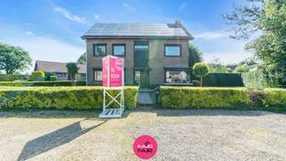 In het geliefde Wiemesmeer, een rustig en groen kerkdorpje van Zutendaal, vinden we deze charmante vrijstaande woning terug op een royaal perceel van 1.200 m².<br /><br />De woning werd gebouwd in 1965 en biedt met een bewoonbare oppervlakte van maar liefst 250 m² bijzonder veel ruimte en mogelijkheden. Hier woon je in een fijne, residentiële omgeving met het groen van Zutendaal vlakbij. Niet voor niets staat Zutendaal bekend als het groenste snoepje van Vlaanderen.<br /><br />Dankzij de centrale ligging geniet je van het beste van twee werelden: rust, natuur én een vlotte bereikbaarheid. Fiets- en wandelroutes door De Heide, het bekende Blotevoetenpad en Kattevennen bevinden zich op korte afstand. Ook de E314 en het Ziekenhuis Oost-Limburg (ZOL Genk) is van hieruit vlot bereikbaar.<br /><br />Via de inkomhal met vestiaire kom je terecht in de gezellige leefruimte van maar liefst 39 m². De centrale haard en warme semi-parketvloer zorgen meteen voor een aangename sfeer, terwijl de grote raampartijen zorgen voor veel natuurlijk licht en een mooi contact met de tuin.<br /><br />Aansluitend bevindt zich de lichtrijke leefkeuken. Deze is uitgerust met kwalitatieve toestellen van AEG, waaronder een gaskookplaat, inbouwkoelkast, vaatwasser en oven. Dankzij de grote raampartijen geniet je ook hier van een open en ruimtelijk gevoel, met zicht op de groene omgeving rondom de woning.<br /><br />Op energetisch vlak werden er al belangrijke investeringen gedaan. Zo beschikt de woning over maar liefst 53 m² zonnepanelen, een warmtepomp, geïsoleerde muren en een geïsoleerd dak. Deze elementen dragen bij aan het gunstige EPC en maken de woning extra interessant naar de toekomst toe.<br /><br />Op de eerste verdieping geeft de nachthal toegang tot vier volwaardige slaapkamers van 17 m², 15 m², 14 m² en 12 m². Drie slaapkamers zijn voorzien van airconditioning. De badkamer beschikt over een lavabo, ligbad en toilet.<br /><br />De tweede verdieping is volledig afgewerkt en bereikbaar via een vaste trap. Hier bevinden zich nog twee extra kamers, een tweede badkamer met inloopdouche en een nachttoilet. Deze verdieping biedt tal van mogelijkheden als extra slaapkamers, hobbyruimte, speelkamer of thuiswerkplek.<br /><br />Verder is de woning gedeeltelijk onderkelderd, ideaal als extra bergruimte.<br /><br />Ook buiten heeft deze woning heel wat te bieden. De zuidoostgerichte tuin is verzorgd aangelegd en biedt voldoende ruimte om in alle rust te genieten van het buitenleven. Achteraan bevinden zich twee garages met automatische kantelpoorten en een praktische werkplaats.<br /><br />De aparte unit heeft een oppervlakte van circa 40 m² en is ingedeeld in een gezellige zitruimte, een praktisch keukentje en een apart toilet. Dankzij de eigen ingang en het afzonderlijke busnummer biedt deze ruimte tal van mogelijkheden voor een vrij beroep, praktijkruimte, kangoeroewonen of extra woongelegenheid.<br /><br />Enkele troeven:<br /><br />- Royale woning met 4 slaapkamers en 2 extra kamers<br />- Gunstig EPC dankzij o.a. zonnepanelen, warmtepomp en isolatie<br />- Aparte unit met eigen ingang en afzonderlijk busnummer<br /><br />Ben je op zoek naar een ruime gezinswoning met karakter, een gunstig EPC en tal van mogelijkheden op een uitstekende ligging in Zutendaal?<br /><br />Contacteer ons voor meer informatie of een bezichtiging via 089 390 990 of info@immofair.be.