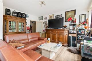<p>Op te frissen appartement in Ekerse dorpskern.<br />Zeer centraal gelegen, op wandelafstand van het Veltwijckpark en natuurdomein De Oude Landen.<br />Indeling: inkomhal, lichte leefkamer, ingerichte keuken met toestellen, badkamer met douche en toilet, slaapkamer.<br />APPRTEMENT IS MOMENTEEL VERHUURD 642,49 euro/maand. (incl. waterverbruik en minuterie)<br />Maandelijkse kosten 80,00 euro/maand.<br />Info/bezoek: 03/283 83 00 - noord@sinjoor.be</p>