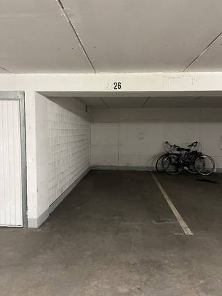 Deze parkeerstaanplaats met gemakkelijke toegang is gelegen op de verdieping -1,5,nabij de Lippenslaan en op wandelafstand van het...