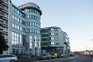 Het gebouw Mechelen City Centre, MCC, kantoor 337m² op de 7de verdieping ligt aan de ringweg rond Mechelen en op slechts een paar minuten lopen van het stadscentrum en het treinstation (Nekkerspoel of Mechelen Centraal). Het gebouw is gebouwd in het jaar 2003 en is voorzien van alle moderne gemakken. Voorzieningen zoals volledige airconditioning, dubbele beglazing, enz. zijn essentiële onderdelen van het moderne kantoorleven. Door ze in dit complex op te nemen, is het historische centrum voorzien van eersteklas kantoorruimte precies waar dat nodig is.