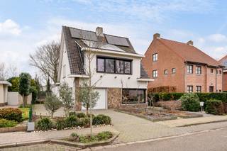 <p><strong>Instapklare vrijstaande woning met 4 slaapkamers, garage en zonnige tuin in rustige woonwijk nabij het centrum van Essen</strong></p>
<p><strong>Deze instapklare, charmante en vrijstaande woning </strong>is gelegen in een rustige en kindvriendelijke woonwijk, op korte afstand van het centrum van Essen. De woning combineert energiezuinheid, licht en comfort met een aangename tuin en een uitstekende bereikbaarheid van winkels, <strong>scholen en andere voorzieningen</strong>.<strong> Ideaal voor gezinnen of wie comfortabel en energiezuinig wil wonen.</strong></p>
<p><strong>Indeling gelijkvloers:<br /></strong>- Inkomhal met trap naar de verdieping<br />- Lichtrijke leefruimte met zit- en eethoek en grote schuifdeur naar de tuin<br />- <strong>Moderne keuken </strong>met kookeiland, uitgerust met koelkast, vriezer, oven, vaatwasser, inductiekookplaat en dampkap<br />- <strong>Grote kamer op het gelijkvloers, voorzien van airconditioning </strong>(koelen &amp; verwarmen) en rolluiken<br />(ideaal als slaapkamer, bureau of polyvalente ruimte)<br />- Recent vernieuwde toilet<br />- Praktische wasplaats met aansluitingen voor wasmachine en droogkast, alsook boiler voor de keuken<br />- Inpandige garage</p>
<p><strong>Verdieping:<br /></strong>- Masterbedroom en 2 <strong>volwaardige slaapkamers</strong>, allen voorzien van airconditioning (koelen &amp; verwarmen)<br />- Badkamer met douche, toilet en lavabomeubel<br />- Zolderruimte bereikbaar via Vlizo-trap, ideaal als extra bergruimte<br /><br /><strong>Comfort &amp; techniek<br /></strong>-<strong> Airconditioning (warm/koud)</strong><br />- Rolluiken(meeste plaatsen elektrisch)<br />- Zonnepanelen<br />- Dak geïsoleerd<br />- Vernieuwing van het merendeel van de ramen<br />- Verwarmingsinstallatie vernieuwd met warmtepomp(lucht-lucht)</p>
<p><strong>Buitenruimte</strong><br />De woning beschikt over een verzorgde voor- en achtertuin met een zonnig terras en veel privacy.<br />Verder is er een oprit en garage, wat zorgt voor voldoende parkeermogelijkheden. De tuin is groen aangelegd en biedt een rustige, aangename buitenomgeving.</p>
<p><strong>Bijzonderheden:<br /></strong>-<strong> Instapklare, goed onderhouden woning</strong><br />- Gelijkvloerse slaapkamer mogelijk<br />-<strong> Energiezuinig label B en voorzien van zonnepanelen</strong><br />- Moderne keuken en badkamer<br /><strong>- Rustige en kindvriendelijke ligging nabij het centrum<br />- Camerasysteem(4)</strong></p>