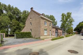 Ben je op zoek naar een renovatieproject met veel potentieel op een rustige en groene locatie? Dan is deze volledig te renoveren woning in...