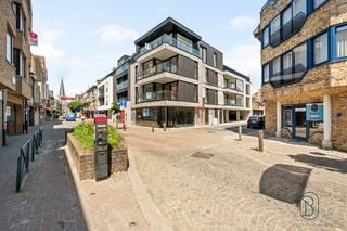 <p>À vendre : Résidence Vignoble - Appartements durables + local commercial dans un emplacement de choix à Waregem<br /><br />À l'angle de la Holstraat et de la Guido Gezellestraat à Waregem se trouve la Résidence Vignoble, un projet de construction neuve à petite échelle et de grande qualité comprenant 5 appartements et 1 local commercial.<br /><br />Qu'est-ce qui rend ce projet unique ?<br />Les appartements ont été conçus par le cabinet d'architectes Embo dans un souci de durabilité et de confort de vie. Chaque appartement est équipé de pompes à chaleur et d'un chauffage au sol, de grandes baies vitrées et de parquet. <br /><br />Un atout supplémentaire : la possibilité d'acheter avec une TVA à 6 %.<br /><br />En vente chez Immo Beguin, votre expert immobilier depuis 2009, avec des agences à Renaix, Waregem, Courtrai, Deinze, Tournai et Lessines.<br />Plus d'informations ou prise de rendez-vous sur emiel@immobeguin.be</p>