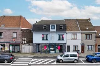 Gelegen op een boogscheut van Gent bevindt zich dit handelspand met een oppervlakte van ca. 75m2, ze beschikt over een zichtbare etalage, koertje en geniet een open indeling. Een kitchenette en apart toilet zijn aanwezig. Te bereiken via een aparte ingang bevindt zich op de 1ste verdieping een recent gerenoveerd duplex appartement (102m2), deze geniet volgende indeling: inkom met gastentoilet en aparte wasplaats, leefruimte met open keuken. Op de 2de verdieping bevinden zich 3 slaapkamers en een badkamer met douche, toilet en lavabo. <br /><br />Stedenbouwkundige inlichtingen: Woongebied, geen voorkooprecht, geen verkavelingsvergunning, vergunning aanwezig, geen rechtelijke herstelmaatregel of bestuurlijke maatregel opgelegd / EPC 389 (geen renovatieverplichting)<br /><br />Inkijk plannen en bezoek mogelijk na afspraak met Serge van Center Office via 0485/61 59 22