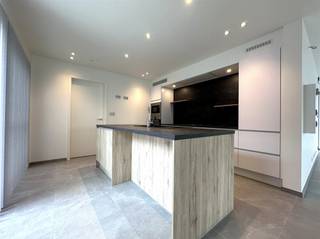 <p><strong>ONMIDDELLIJK VRIJ | PRACHTIGE ENERGIEZUINIGE GEZINSWONING MET 4 SLAAPKAMERS</strong><br />Deze nieuwe en instapklare gezinswoning is gunstig gelegen in Tielt en is tot in de puntjes afgewerkt (incl. schilderwerken, armaturen, lamellen, gordijnen,...). <br />De eigendom is gelegen op 437m² en beschikt over een staanplaats voor de woning.<br />U kan tevens genieten van een mooie tuin met terras die nog verder zal worden aangelegd. </p><p><strong>INTERIEUR:</strong><br />U komt de woning binnen via de inkomhal met gastentoilet die rechtstreeks toegang biedt tot de ruime leefruimte. De leefruimte biedt grote raampartijen die voor veel natuurlijk lichtinval zorgen alsook een prachtig zicht op de tuin. De leefruimte heeft onmiddellijke toegang tot de volledig uitgeruste keuken (dubbele spoelbak | koelkast | oven | microgolfoven | vaatwasmachine | kookplaat | dampkap) met ontbijthoek. Vanuit de keuken is er toegang tot de berging/wasplaats, voorzien van toevoer/afvoer wasmachine alsook zijn hier ingemaakte kasten voorzien. <br />Op het eerste verdiep is er een overloop die toegang biedt tot 4 volwaardige slaapkamers, een volledig uitgeruste badkamer (inloopdouche | lavabo met meubel | toilet) en een extra bergruimte.<br />De woning wordt verwarmd met vloerverwarming op gas alsook zijn er 14 zonnepanelen voorzien die het verbruik minimaal houden. </p><p><strong>EXTERIEUR:</strong><br />De woning beschikt over een onderhoudsvriendelijke tuin met mooi aangelegd terras. <br />Verder biedt de tuin een mooi tuinhuis.</p><p><strong>TROEVEN:</strong><br />- Energiezuinig<br />- Instapklaar<br />- tuin met terras en tuinberging<br />- 4 slaapkamers<br />- Bouwjaar 2020</p>