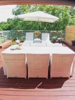 Ruime duplex appartement met groot terras !!!<br /><br />Ontdek dit verzorgde duplex appartement van 127m² op de 1ste verdieping, gelegen in een rustige en toch centrale buurt van Heusden-Zolder. Deze eigendom combineert ruimte, comfort en een uitstekende ligging - ideaal voor wie opzoek is naar een aangename woonplek met alle voorzieningen vlakbij .<br /><br />Indeling en troeven<br /><br />Bij het binnenkomen betreed je een verzorgde inkomhal waar zich ook het gastentoilet bevindt. Van hieruit stap je in de lichte, ruime leefruimte die naadloos aansluit op de volledig ingerichte keuken met voldoende kastruimte en een aangename indeling.<br />Aansluitend aan de keuken bevindt zich een grote wasplaats/berging,<br />Vanuit de woonkamer stap je rechtstreeks op het zuidgerichte terras van 60m², voorzien van een zonneluifel. Van hieruit geniet je van een rustgevende uitzicht op de grote, verzorgde gemeenschappelijke tuin.<br />Op de bovenverdieping bevinden zich 2 ruime slaapkamers en een praktische badkamer. In één slaapkamer is airco voorzien.<br />