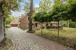Ruime praktijkvilla met zwembad op ca. 2.076 m² in doodlopende straat te ’s GravenwezelDeze op te frissen praktijkvilla beschikt over onder meer 4...