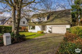 Mooi gelegen karaktervolle woning nabij het centrum van Kapellen met o.a. ruime leefruimte, ingerichte leefkeuken, veranda, inpandige garage,...