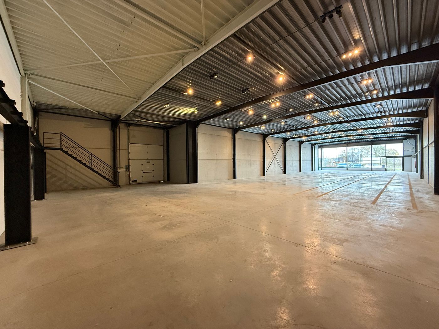 Showroom/handelspand van 655 m² te huur langs de Staatsbaan Maldegem - photo 3