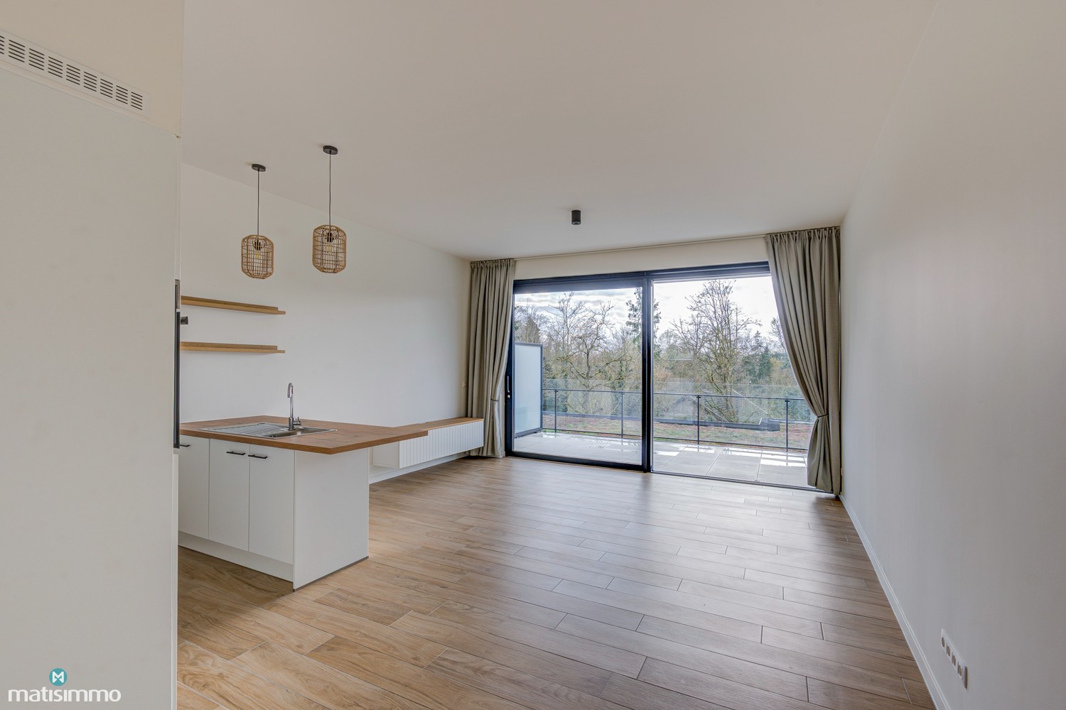 GELIJKSVLOERS APPARTEMENT MET ZUIDGERICHT TERRAS GELEGEN NABIJ HET CENTRUM VAN BILZEN - foto 3