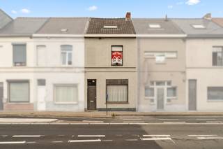 [[ DIT PAND NEEMT DEEL AAN DE ERA OPEN HUIZEN DAG OP 19/9 VAN 17:30 TOT 18:30 ]]
<p>Karaktervolle gesloten woning in Melle, aan de stadsrand en nabij openbaar vervoer.</p>

<p>Deze woning uit het begin van de 20ste eeuw combineert authentieke charme met een praktische indeling en een vlotte bereikbaarheid. Gelegen in een groene omgeving biedt deze woning een aangename woonomgeving voor gezinnen of wie op zoek is naar extra ruimte. De woning beschikt over vier slaapkamers, een lichtrijke leefruimte en een koer die extra buitenruimte creëert. Dankzij de ligging nabij openbaar vervoer en belangrijke verbindingswegen geniet je hier van een goede combinatie tussen rust en bereikbaarheid. Een interessante opportuniteit voor wie een woning met karakter naar eigen smaak wil verder afwerken.</p>

<p> </p>

<p>Belangrijkste ruimtes:<br />• Woonkamer met aangename leefruimte en natuurlijke lichtinval<br />• Keuken met aanwezige leidingen, klaar voor verdere inrichting<br />• 4 slaapkamers met diverse indelingsmogelijkheden<br />• Badkamer met ligbad, enkele wastafel en aansluitingen voor wasmachine en droogkast<br />• Apart toilet<br />• Koer met praktische buitenruimte</p>

<p>Troeven:<br />• Karaktervolle woning uit het begin van de 20ste eeuw<br />• Vier volwaardige slaapkamers<br />• Groene ligging nabij openbaar vervoer en stadsrand</p>

<p> </p>

<p>Neem vandaag nog contact op voor meer informatie of een bezoek.</p>

<p>JOUW DROOMHUIS. ZO GEVONDEN!</p>