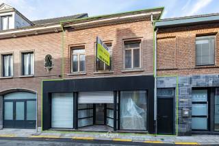 Bent u op zoek naar een pand met ruimte, mogelijkheden en een centrale ligging? Dit handelshuis in het centrum van Hamme biedt een unieke opportuniteit voor wie op zoek is naar een pand dat volledig naar eigen smaak kan worden ingericht.<br /><br />Het pand beschikt over een bijzonder ruime gelijkvloerse verdieping, die tal van mogelijkheden biedt voor uiteenlopende invullingen. Hoewel het voorste gedeelte van het gebouw op leeftijd is, werd het dak van het achterste gedeelte volledig vernieuwd en grondig geïsoleerd. Daarnaast zijn er reeds deels vernieuwde PVC-ramen met dubbele beglazing aanwezig.<br /><br />Ook buiten is er een aangename troef: de woning beschikt over een tuin, een fijne plek om tot rust te komen en extra buitenruimte te creëren in het centrum van Hamme.<br /><br />Een bijzonder interessante mogelijkheid is om het pand om te vormen tot een ruime residentiële woning. Wie droomt van een uitzonderlijk grote woning met een centrale ligging, krijgt hier de kans om een woonproject volledig naar eigen wensen en behoeften uit te werken.<br /><br />Bent u op zoek naar een renovatieproject met veel ruimte en potentieel? Dan is dit handelshuis zeker een bezoek waard!<br /><br />Dien via deze website een aanvraag in of contacteer ons tijdens de kantooruren via ons telefoonnummer : 052463803.