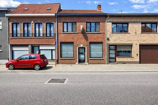 Ce bâtiment, actuellement utilisé comme magasin avec espaces de rangement, est proposé à la vente dans la Langestraat, au centre de Kruibeke. Il...