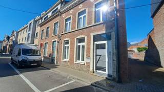 Prachtig en lichtrijk duplex-appartement met tuin nabij het centrum van Tienen<br />Op een gunstige ligging vlak bij het centrum van Tienen bevindt zich dit ruime en lichtrijke duplex-appartement met een aangename tuin en terras.<br />Op het gelijkvloers kom je binnen via de inkomhal met apart toilet en berging. Verder beschikt het appartement over een extra kamer die perfect dienst kan doen als bureau of slaapkamer, een ruime en gezellige woonkamer en een grote open keuken. Vanuit de leefruimte heb je toegang tot het terras en de tuin.<br />Op de eerste verdieping bevinden zich een slaapkamer en een badkamer uitgerust met douche, bad, dubbele lavabo en toilet.<br />Dankzij de mooie lichtinval, de ruime indeling en de buitenruimte is dit een bijzonder aangename woning op een centrale locatie.<br />Daarnaast is er de mogelijkheid om een autostaanplaats bij te huren voor € 80/maand.<br />Onmiddellijk beschikbaar! Huurprijs: € 1.150/maand<br />Interesse of graag meer informatie?<br />Mail naar claudia@immogve.be of bel naar 016/56.56.14 voor meer info of een bezoek.