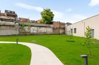 Dit prachtig en lichtrijk nieuwbouwappartement is ideaal gelegen aan de Plantin en Moretuslei, op wandelafstand van de gezellige cafés en restaurants van Zurenborg. Dankzij de centrale ligging bereikt u vlot het stadscentrum, de Meir, openbaar vervoer en de belangrijkste invalswegen en autostrades.<br /><br />U betreedt het appartement via de inkomhal. Verder beschikt het appartement over een volledig uitgeruste open keuken en een ruime leefruimte met veel natuurlijke lichtinval. De keuken is voorzien van een koelkast met diepvries, inductiekookplaat, dampkap, spoelbak, vaatwasser en oven.<br /><br />Aansluitend aan de leefruimte bevindt zich een gezellig overdekt terras van maar liefst 9 m² met uitzicht op de gemeenschappelijke tuin.<br /><br />Daarnaast beschikt het appartement over een apart gastentoilet, een praktische berging met aansluiting voor een wasmachine en droogkast, twee slaapkamers van respectievelijk 11m² en 10m², en een volledig uitgeruste badkamer met ligbad en douchefunctie, lavabo en een elektrische handdoekdroger.<br /><br />Troeven:<br />+ Recent nieuwbouwappartement<br />+ 2 ruime slaapkamers<br />+ Gezellig overdekt terras<br />+ Op wandelafstand van Zurenborg<br />+ Centrale ligging nabij winkels, openbaar vervoer en invalswegen<br />+ Optionele staanplaats te huur (€125/maand)<br /><br />Heeft u interesse in dit appartement? Stel u dan kandidaat op onze website, via de groene knop "Ik ben kandidaat".