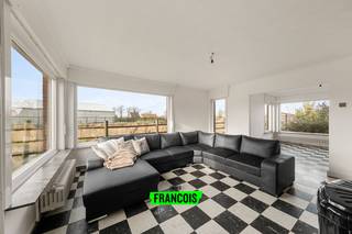 Deze op te frissen vrijstaande woning in Ruddervoorde bevindt zich op een uitermate gunstige ligging en biedt een combinatie van wooncomfort, privacy en uitgebreide mogelijkheden voor paardenliefhebbers of zelfstandigen. De woning heeft geen renovatieplicht, dankzij het EPC-label C. Bovendien is de woning voorzien van zonnepanelen. De stookolietank waarmee de woning verwarmd wordt, mag blijven gebruikt worden. Er is ook een boorput op het perceel die niet wordt belast.<br /><br />De woning heeft op het gelijkvloers een ruime leefruimte, een te vernieuwen keuken, een badkamer en twee multifunctionele ruimtes. Boven bevinden zich 2 slaapkamers en een ruimte die mits verdere afwerking dienst kan doen als derde slaapkamer.<br /><br />Op het achterliggende domein ontdek je een paardenpiste met drainagesysteem, ideaal voor dagelijkse gebruik. Er zijn reeds enkele stallen aanwezig en met de voorziene wachtbuis richting het einde van het perceel, uitgerust met elektriciteit en water, is uitbreiden perfect mogelijk. Verder vind je op het terrein een ruim bijgebouw dat recent werd voorzien van nieuwe elektriciteit en warm water, ideaal voor een zelfstandig beroep, praktijkruimte of atelier.<br /><br />Het perceel van meer dan 3 hectare is mooi ingedeeld in twee weides, elk afgezoomd met recent vernieuwde houten afsluitingen. Bij de woning ligt een aangename tuin, terwijl achteraan het perceel een verrassende troef verscholen zit: een sfeervol bosgedeelte met tuinhuis, een perfecte plek voor wie houdt van rust, natuur of een avontuurlijke speelzone voor kinderen.<br /><br />Ondanks de landelijke ligging geniet je van een vlotte bereikbaarheid dankzij de nabijheid van belangrijke verbindingswegen. Dit eigendom biedt een unieke kans voor wie landelijk wil wonen met volop ruimte, comfort en toekomstmogelijkheden.<br /><br />Interesse in deze woning? Contacteer Eva via eva@immofrancois.be of 0471 96 08 57 en plan je bezoek in!<br /><br />