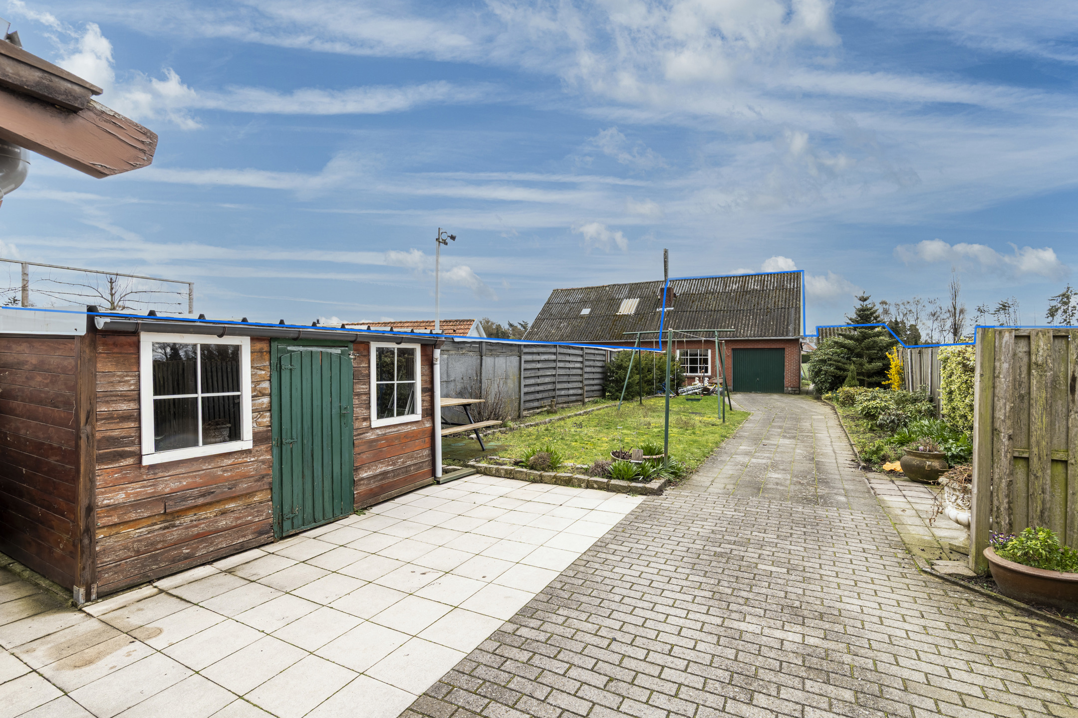  Half open woning met garage/bijgebouw op 610 m² grond. - foto 2