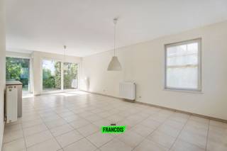 In het rustige en charmante Bellegem vind je deze instapklare en goed onderhouden gezinswoning, gebouwd in 2011. De woning combineert hedendaags comfort met een doordachte indeling, ideaal voor wie op zoek is naar een aangename en praktische thuis.<br /><br />Binnenin word je verwelkomd in een lichtrijke leefruimte die naadloos overgaat in een volledig uitgeruste open keuken – perfect voor gezellige avonden met het gezin of met vrienden. Met drie volwaardige slaapkamers, een badkamer met alle voorzieningen, en twee aparte toiletten biedt deze woning ruimte en comfort voor elke levensfase.<br /><br />De verzorgde tuin met zonneterras en groene graszone vormt een fijne buitenplek om te ontspannen of om kinderen zorgeloos te laten spelen. Aan de voorzijde van de woning is een carport voorzien voor vlotte en overdekte parkeergelegenheid.<br /><br />Een woning waar je je meteen thuis voelt, op een rustige en gegeerde locatie in Bellegem.<br /><br />