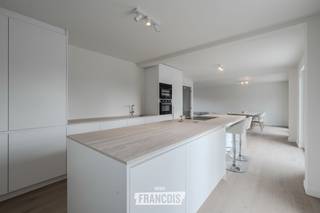 Deze recent gerenoveerde halfopen bebouwing is gelegen in de Bonte Pierstraat in Leffinge en combineert ruimte, comfort en een moderne afwerking. Dankzij de grondige renovatie, de praktische indeling en het ruime perceel van maar liefst 633 m² is dit een ideale woning voor wie op zoek is naar een ruime gezinswoning met aangename buitenruimte.<br /><br />Bij het binnenkomen valt meteen de prachtige open keuken met keukeneiland op. Deze vormt samen met de leefruimte een aangename plek om te koken, te ontspannen en gezellig samen te zijn met zicht op de tuin. De woning geniet van een moderne uitstraling en biedt dankzij de ruime indeling tal van mogelijkheden voor een gezin.<br /><br />Met maar liefst 5 slaapkamers is er voldoende ruimte voor het hele gezin, een bureau of hobbyruimte. De badkamer werd voorzien van een toilet, dubbele wastafel en een ruime inloopdouche.<br /><br />Ook buiten heeft deze woning heel wat te bieden. De grote tuin met ruim terras vormt de ideale plek om tijdens zonnige dagen te genieten van het buitenleven. De grote oprit biedt bovendien plaats voor meerdere wagens en dankzij de inpandige bergplaats beschikt u over extra praktische bergruimte voor fietsen bijvoorbeeld.<br /><br />Op energetisch vlak beschikt de woning over een EPC-label B en een lucht-water-luchtwarmtepomp die zowel kan verwarmen als koelen via airconditioning. De elektrische installatie is conform.<br /><br />Bent u op zoek naar een ruime, recent gerenoveerde gezinswoning met 5 slaapkamers, een prachtige keuken en een groot perceel in Leffinge? Dan is deze woning zeker een bezoek waard.<br /><br />Contacteer Inti via inti@immofrancois.be of 0499 74 89 74 voor meer informatie of een bezoek.<br /><br />Enkele beelden van de buitenruimte werden bewerkt met behulp van AI (voornamelijk het gazon). <br /><br />