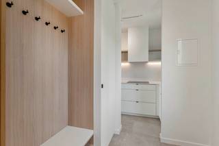 <p>Dit goed gelegen appartement onderging een totaalrenovatie en werd afgewerkt met smaak en kwalitatieve materialen. De functionele indeling en het maatwerk maken dit tot een prachtig stadsappartement geschikt voor eigen bewoning of als een prima investering voor verhuring. Unieke kans voor zowel starters als investeerders!<br /><br />Bestaande uit een inkomhal met een branddeur(wordt nog geplaatst) en een vestiairemeubel met kasten. De keuken is volledig ingericht, op maat gemaakt en voorzien van alle modern comfort waaronder plaats en aansluiting voor een wasmachine. De leefruimte is lichtrijk en voorzien van een zitbank met tafel en inbouwkasten. Het terras is goed georiënteerd en biedt een mooi zicht over het centrum. <br />De slaapkamer is afgesloten, voorzien van ingebouwde vestiairekasten en een lichtstraat en heeft rechtsreeks toegang tot de badkamer. De badkamer is voorzien van een raam waardoor deze gemakkelijk geventileerd kan worden, een inloopdouche, een wastafel in een op maat gemaakt meubel, een (hang)toilet en een handdoekradiator.<br /><br />Eerste bewoning na renovatie! Verlichting voorzien!<br /><br />EPC 161kWh(B-label)! Elektriciteit conform! Asbestveilig!<br /><br />Indien u dit leuke appartement graag bezoekt dan kan u mij steeds bereiken via arnaut@immojanstas.be of 0495292080.<br /><br />Bijkomende info (EPC, bodemattest, elektriciteitsattest, enz...) kan U hier downloaden ↓</p>