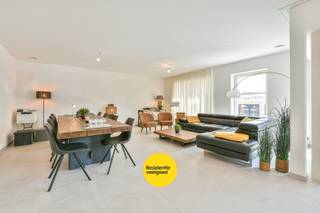Residentie “Ace” is een stijlvol en exclusief nieuwbouwproject in het levendige centrum van Wenduine (De Haan). Dit kleinschalige project telt slechts acht ruime, luxueus afgewerkte appartementen, ontworpen voor wie comfort, kwaliteit en rust weet te waarderen.<br /><br />Maak kans op 6% BTW<br /><br />De eerste appartementen zijn reeds opgeleverd. Ook in dit project kan men genieten van het verlaagde BTW-tarief van 6%. U heeft bovendien nog de mogelijkheid om uw afwerking volledig te personaliseren via de toonzalen van VERHELST, ALSAN en KASTER Keukens. <br /><br />Ruimte, licht en royale terrassen<br /><br />De appartementen beschikken over twee slaapkamers en variëren in oppervlakte van 115 tot 120 m². Elk appartement is voorzien van een ruim terras tot 20 m², ideaal om te genieten van de groene omgeving en de frisse zeelucht. De architectuur combineert tijdloze elegantie met maximaal wooncomfort.<br /><br />Hoogwaardige materialen & duurzame afwerking<br /><br />Residentie “Ace” werd ontworpen met bijzondere aandacht voor detail, kwaliteit en duurzaamheid. De combinatie van EPDM-dakbedekking, hoogwaardige baksteen en ecologische Wienerberger-materialen garandeert een stijlvolle én duurzame uitstraling. Daarnaast beschikt het gebouw over een gemeenschappelijk, betegeld zonneterras van 75 m² in een verfijnde Off White-afwerking.<br /><br />Energiezuinig en toekomstgericht wonen<br /><br />Dankzij een geothermische warmtepompinstallatie met vloerverwarming behaalt Residentie “Ace” een gunstig E-peil tussen 31 en 40. Voor wie nog verder wil investeren in energie-efficiëntie, zijn zonnepanelen optioneel beschikbaar.<br /><br />Topligging op 500 meter van zee<br /><br />Wonen in Residentie “Ace” betekent wonen op een uitstekende locatie, op slechts 500 meter van strand, duinen en bos. U geniet hier van een perfecte balans tussen natuur, ontspanning en bereikbaarheid. Binnen het project zijn groenvoorzieningen en parkeermogelijkheden voorzien, met de optie tot aankoop van een private staanplaats en/of berging.<br /><br /> 6% BTW mogelijk<br />Bij aankoop kunt u – mits naleving van de wettelijke voorwaarden – nog genieten van het verlaagde BTW-tarief van 6%:<br />- Aankoop op persoonlijke titel<br />- Minstens 50% eigen bewoning<br />- Inschrijving op het adres zodra bewoonbaar<br />- Enige en eigen woning<br />Deze voorwaarden gelden gedurende minstens vijf jaar<br /><br />Uw kans op exclusief kustwonen<br /><br />Residentie “Ace” combineert luxueus wonen, energiezuinig comfort en een topligging aan zee. Een unieke opportuniteit voor eigen bewoning of een duurzame investering aan de Belgische kust.<br /><br />👉 Meer info: www.residentie-ace.be