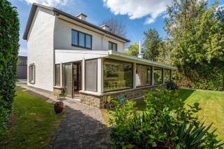 <p>Ontdek het potentieel van deze charmante open bebouwing in het hart van Meise!<br /><br />Welkom in één van de meest gegeerde wijken van Meise, waar deze te renoveren woning op jou wacht. Dankzij de stevige structuur vormt dit huis de ideale basis om je renovatieplannen zorgeloos waar te maken.<br /><br />Wat deze woning echt bijzonder maakt? De toplocatie: een rustige, groene buurt met volledige privacy, een ruime en goed onderhouden tuin én uitbreidingsmogelijkheden. Alles wat je nodig hebt, winkels, openbaar vervoer en belangrijke invalswegen, bevindt zich op korte afstand.<br /><br />Een korte rondleiding:<br />We komen aan via de brede oprit en stappen binnen in de inkomhal, het centrale knooppunt van de woning. Van daaruit lopen we door naar de lichtrijke woon- en eetkamer, waar de open haard meteen voor een gezellige sfeer zorgt.<br />De keuken, compact maar knus, leidt ons naar een indrukwekkende veranda: een gigantische, lichte ruimte met een prachtig uitzicht op de tuin. Hier kom je helemaal tot rust.<br />De inpandige garage biedt plaats voor je wagen en extra opbergruimte. Achterin de tuin vinden we een handige tuinberging voor al je materiaal.<br />Via de nachthal bereiken we drie ruime slaapkamers en een badkamer. Bovendien beschikt de woning over een zolder én een kleine kelder, extra ruimte verzekerd.<br /><br />Troeven op een rijtje:<br />- Gegeerde ligging in een rustige, groene buurt<br />- Stevige structuur, ideaal voor renovatie<br />- Riante veranda met schitterend uitzicht<br />- Mooie, goed onderhouden tuin met privacy<br />- Ruime kamers en veel opbergruimte<br />- Uitbreidingsmogelijkheden<br />- Dicht bij winkels, openbaar vervoer en uitvalswegen<br /><br />Grijp deze unieke kans en plan vandaag nog je bezoek!<br />Renovatieverplichting van toepassing – EPC F (778 kWh/m²jaar) – UC: 3578352</p>