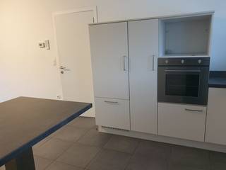 Deze ruime en recente woning (BJ 2011) biedt 180 m² woonoppervlakte.  Indeling : ruime inkomhall met trap naar boven, toilet, grote living,...
