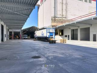 <u><strong>Benaderende bruto-AFMETINGEN: </strong></u><br />Magazijn: 245m² <br />2 private parkeerplaatsen<br /><br /><u><strong>AFWERKING:</strong></u><br />- Stalen constructie <br />- Gevelwanden in betonpanelen<br />- Gepolierde en gewapende betonvloer<br />- Luifel aan de voorkant !<br />- Geïsoleerd dak, bestaande uit steeldeck met grote centrale lichtstraat<br />- Geïsoleerde, elektrische sectionaalpoort (h: 4,5m; b: 4m)<br />- Afzonderlijke aluminium inkomdeur met raam, voorzien van aluminium schrijnwerk en hogerendementsbeglazing<br />- Twee stopcontacten + 1 drijfkracht<br />- Buitenverlichting<br />- Vrije hoogte 7m<br /><br /><u><strong>NUTSVOORZIENINGEN:</strong></u><br />Elektriciteit (63A) - stadswater (tussenteller) - regenwater.<br />Iedere unit heeft een afzonderlijke tussenteller (de eigenaar plaatst zonnepanelen en een batterij). <br />Er is een gescheiden rioleringsstelsel voorzien voor afvoer regenwater en afvalwater. Per unit is een afvoer voorzien voor sanitaire module.<br />Per 2 units is er een RW-put van 15.000 liter voorzien. Deze regenput is voorzien van een aanzuigleiding socarex (1 per unit), excl. pomp. <br /><br /><u><strong>OMGEVINGSWERKEN en TOEGANGSWEGEN</strong></u>:<br />Verharding in beton met een ruime doorrit van 12m breedte.  <br />Weegbrug aanwezig 3 x 18m.<br /><br /><u><strong>BESTEMMINGSMOGELIJKHEDEN:</strong></u><br />Zone voor milieubelastende industrieën.<br />Opslag, productie, bewerking en verwerking van goederen.<br /><br /><u><strong>LIGGING:</strong></u><br />De KMO-loodsen aan Kaaistraat 5 in Kerkhove (deelgemeente van Avelgem) liggen in de Scheldevallei, in een zone met (watergebonden) bedrijvigheid langs de rivier de Schelde. Vlakbij het rondpunt naar N8 (Oudenaardsesteenweg-Brugstraat) en N36 (Bruggesteenweg).<br />E17 bereikbaar binnen ca. 20 minuten rijden.<br /><br /><u>* Bijzonderheden:</u><br />- Geen gemene kosten !<br />- Mogelijkheid tot het plaatsen van een laadpaal op eigen kosten.<br />- Vermelde prijzen zijn excl. onroerende voorheffing (1m forfaitair), voorschot nutsen (€50/m) en BTW.<br />- Onze referentie op <strong>www.centro.be</strong>: <strong>P0497</strong> of contacteer ons op <strong>050 70 01 02</strong>.