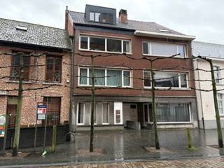 Recent, ruim en prima afgewerkt gelijkvloers appartement met 1 ruime slaapkamer en terras gelegen in een rustig gebouw met slechts 3 appartementen...