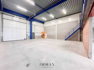 Het recent ontwikkelde bedrijventerrein Portis bestaat uit 49 moderne KMO-units, met oppervlaktes van 164 m² tot 1183 m². Deze units vormen een ideale uitvalsbasis voor lokale ondernemingen, start-ups en kleinschalige KMO’s.<br /><br />Gebouwd met hoogwaardige en milieuvriendelijke materialen, voldoen de units aan de strengste kwaliteits- en duurzaamheidsnormen. Ze zijn bovendien aantrekkelijk als investeringsobject, dankzij het potentieel voor een stabiel en interessant rendement!<br /><br />De units worden casco opgeleverd, wat de nieuwe eigenaar volledige vrijheid biedt om de inrichting af te stemmen op de eigen noden en activiteiten. Elke unit is standaard uitgerust met: individuele regenwaterput van 10.000l - sanitaire ruimte - lichtarmaturen - geïsoleerde sectionaalpoort (4,5m B op 4,8m H) met aparte toegangsdeur - min. 2 parkeerplaatsen - brievenbus. Mogelijkheid tot het installeren van zonnepanelen bovenop de unit. <br /><br />Troeven: <br />- Strategische ligging ~ AA-locatie met uitstekende bereikbaarheid<br />- Ruime manoeuvreerruimtes voor vrachtwagens en opleggers <br />- Instapklare entiteiten<br />- Duurzame wegenis in betonverharding (geen asfalt)<br />- Ruime laad- en loszones <br />- Voldoende parkeergelegenheid <br />- Vrije hoogte van 6m<br /><br />Voor verdere informatie of vrijblijvend bezoek contacteer Céline op 0476 60 60 23 of mail naar celine@immax.be