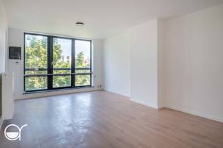 1 slaapkamer appartement gelegen op een boogscheut van de Watersportbaan en de Blaarmeersen Het appartement gelegen op de derde verdieping maakt deel uit van een kleinschalige residentie met slechts drie woonunits en een handelsgelijkvloers, wat zorgt voor een rustige woonomgeving zonder syndicus en met aparte tellers voor gas, elektriciteit en water.<br /><br />Het appartement omvat een inkomhal een ruime leefruimte en een aparte keuken, een ruime kamer en badkamer De elektrische keuring is conform en er wordt verwarmd met een centrale verwarming op aardgas.