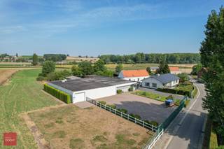 Heel verzorgde villa  - BUNGALOW bestaande uit een inkomhall, living met open keuken (Wilfra, recent vernieuwd), 3 slaapkamers, badkamer...