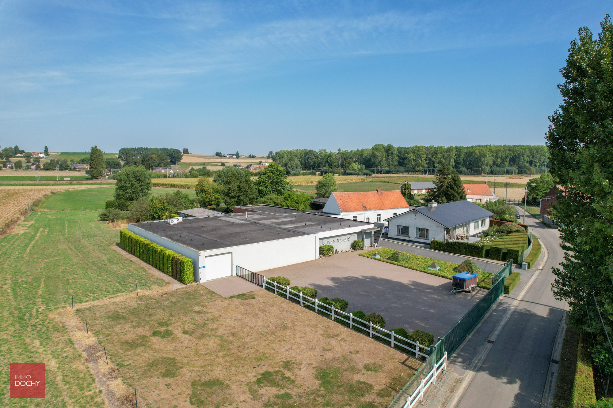 Landelijk gelegen gelijkvloerse VILLA met MAGAZIJN (verkoopsruimte) - foto 1