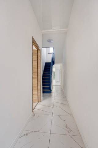 immo DAVID stelt voor: volledig gerenoveerde woonst met zuidgerichte tuin in DrogenbosDeze volledig gerenoveerde gesloten bebouwing verwelkomt u in...