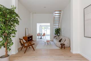 <p>Ruime gezinswoning met 4 slaapkamers en tuin in Gentbrugge<br /><br />Deze ruime en lichtrijke woning is gelegen in de Kerkstraat 182 te Gentbrugge, een aangename woonomgeving op korte afstand van Gent centrum.<br />Dankzij de ligging geniet u van een uitstekende bereikbaarheid met zowel de wagen als het openbaar vervoer. <br />De woning bevindt zich bovendien op een interessante locatie nabij het bruisende centrum van Gentbrugge, met gezellige horeca en winkels binnen handbereik. <br />Ook de verbinding naar Gent centrum, de R4 en belangrijke invalswegen is vlot bereikbaar. Voor wie graag geniet van groen en ontspanning bevinden onder andere het Gentbrugse Meersen en verschillende wandel- en fietsroutes zich in de omgeving.<br /><br />Bij het binnenkomen van de woning komt u terecht in een inkomhal. Vervolgens bereikt u de ruime woonkamer, waar het grote raam zorgt voor een overvloed aan natuurlijke lichtinval.<br />Aansluitend loopt u verder naar de volledig vernieuwde, open keuken. <br />Deze moderne keuken is perfect geïnstalleerd en biedt alle hedendaagse comfort. Dankzij de dakkoepel en de grote schuifdeur naar de tuin geniet ook deze ruimte van bijzonder veel licht. Via de schuifdeur bereikt u de ruime en gezellige stadstuin. <br />Achteraan bevindt zich bovendien een praktisch tuinhuisje, ideaal voor extra opbergruimte.<br /><br />Op de eerste verdieping bevindt zich de badkamer, ingericht met een ligbad en een dubbel lavabo-meubel. <br />Daarnaast is er een aparte ruimte voorzien met douche. Verder vindt u op deze verdieping een apart toilet en de eerste slaapkamer.<br />Het tweede verdiep zijn er nog twee ruime en lichtrijke slaapkamers.<br /><br />Via een aparte deur met trap bereikt u het derde verdiep. <br />Hier bevindt zich nog een extra ruime kamer die perfect kan ingericht worden als vierde slaapkamer. <br />Deze verdieping biedt ook mogelijkheden als extra bureauruimte, hobbyruimte of praktische berging.<br /><br />Troeven van deze woning:<br />• Ruime woning met veel natuurlijke lichtinval<br />• 4 mogelijke slaapkamers<br />• Nieuwe, volledig uitgeruste open keuken<br />• Grote schuifdeur naar de tuin<br />• Aangename stadstuin met tuinhuis<br />• Badkamer met ligbad, dubbele lavabo en aparte douche<br />• Ruime zolderverdieping met extra mogelijkheden<br />• Goede bereikbaarheid richting Gent centrum en R4<br />• Gelegen in een aangename woonomgeving in Gentbrugge<br /><br /><br />Voor meer informatie of een bezoek, contacteer Thomas via thomas@vicusvastgoed.be of op het nummer 0474 26 27 58.</p>