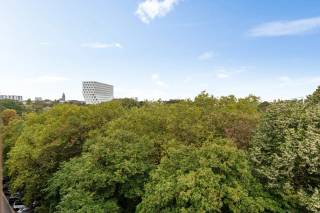 Dit ruime appartement bevindt zich op de bovenste verdieping van een verzorgd appartementsgebouw tegenover het Koning Albertpark in Berchem. De centrale ligging combineert een prachtig groen uitzicht met de nabijheid van winkels, horeca, scholen en openbaar vervoer. Ook het centrum van Antwerpen en de belangrijkste invalswegen zijn vlot bereikbaar.<br /><br />We komen het appartement binnen via een inkomhal met ingemaakte kasten en een apart gastentoilet. Vervolgens bereiken we de ruime en lichtrijke leefruimte, waar de grote raampartijen zorgen voor een panoramisch uitzicht over het park en de stad. Er is voldoende plaats voor zowel een gezellige zithoek als een volwaardige eetkamer. Aansluitend bevindt zich de afzonderlijke, volledig ingerichte keuken.<br /><br />Verder leidt de nachthal naar drie volwaardige slaapkamers. De badkamer is uitgerust met een ligbad en een lavabomeubel. Vanuit een van de slaapkamers is er toegang tot het terras aan de achterzijde, dat voor een aangename extra buitenruimte zorgt.<br /><br />Op het gelijkvloers bevinden zich bovendien een gemeenschappelijke fietsenberging en een aangename gemeenschappelijke tuin aanwezig.<br /><br />Troeven: <br />+ Centrale ligging tegenover het Koning Albertpark<br />+ Bovenste verdieping met panoramisch uitzicht<br />+ Instapklaar<br />+ Ruime en lichtrijke leefruimte<br />+ Drie volwaardige slaapkamers<br />+ Terras aan de achterzijde<br />+ Elektrische keuring conform<br />+ Gemeenschappelijke tuin en fietsenberging<br /><br />Heeft u interesse in dit appartement en wenst u graag een bezoek ter plaatse in te plannen? Aarzel niet om ons te contacteren via 03 337 50 70 of info@vbvastgoed.be.
