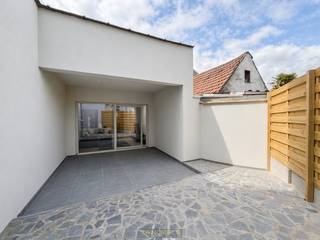 <br />RUIME GEZINSWONING met 5 SLAAPKAMERS en een BEWOONBARE OPPERVLAKTE van ca. 270 m², gelegen op een CENTRALE LIGGING te Dikkelvenne (Gavere). Dankzij de VLOTTE BEREIKBAARHEID en NABIJHEID van winkels, scholen en invalswegen vormt deze woning de IDEALE THUISBASIS voor gezinnen die RUIMTE zoeken. De woning beschikt over een PRAKTISCHE en DOORDACHTE INDELING met TAL VAN MOGELIJKHEDEN.<br />Via de ruime inkomhal met gastentoilet heeft u toegang tot de open leefruimte met moderne ingerichte keuken en toegang tot de kelder. Daarnaast bevindt zich op het gelijkvloers een ruime polyvalente ruimte, momenteel ingericht als bureauruimte, ideaal voor thuiswerk of hobby. Op de 1ste verdieping bevinden zich 3 slaapkamers en een ingerichte badkamer. Via een vaste trap bereikt u de zolderverdieping, waar nog 2 bijkomende slaapkamers werden ingericht.<br />Buitenshuis beschikt deze woning over een knusse, deels overdekt terras, waar u in alle rust kan genieten.<br />Mogelijkheid tot aankoop van een binnenautostaanplaats mogelijk! <br /><br />Adres: Nijverheidsstraat 45 te Dikkelvenne (Gavere)<br /><br />EPC: 352kWh/m², G-score en P-score B, Geen renovatieverplichting van toepassing, bestuursmaatregelen in maatregelenregister: Nee