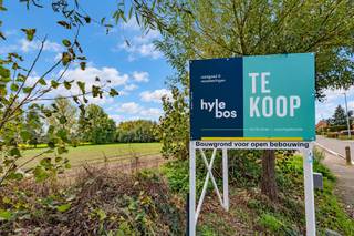 <p><span>Zuidgerichte bouwgronden voor open bebouwing in Sint-Gillis-Waas</span></p><p><span>In de Ettingestraat in Sint-Gillis-Waas worden vier ruime bouwgronden voor open bebouwing afzonderlijk te koop aangeboden. De percelen combineren een zuidgerichte tuin met een ligging aan achterliggend agrarisch gebied.</span></p><p><span>Met een oppervlakte van circa 1.200 m² per lot en een perceelsbreedte van ongeveer 25 meter bieden deze gronden volop ruimte voor een vrijstaande woning met een ruime tuin. Een mooie gelegenheid om uw bouwplannen te realiseren in een groene omgeving.</span></p><p><span>De beschikbare bouwloten:</span></p><ul><li><span>Lot 1: 1.210 m²</span></li><li><span>Lot 2: 1.205 m²</span></li><li><span>Lot 3: 1.202 m²</span></li><li><span>Lot 4: 1.224 m²</span></li></ul><p><span>Ook het achterliggende agrarische perceel, lot 5, met een oppervlakte van 5.369 m² wordt afzonderlijk te koop aangeboden. Dit perceel maakt geen deel uit van de bouwloten.</span></p><p><span>Neem contact op voor de prijs per lot, het verkavelingsplan en de bijhorende bouwvoorschriften.</span></p><p><span> </span></p>