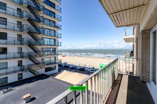 Te koop op de Zeedijk in Middelkerke: een charmante studio met een unieke ligging en een prachtig uitzicht. Deze studio biedt zowel een...