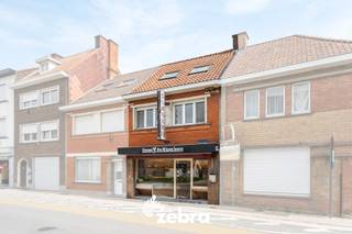Dit veelzijdig handelspand met ruime wooneenheid kan u terugvinden nabij het bruisende stadscentrum van Tielt. Vlakbij diverse invalswegen, winkels,...