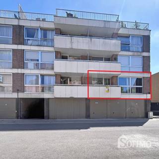 <p><span>Instapklaar appartement met garage in het hart van Roeselare</span></p><p><span>Op zoek naar een lichtrijk en instapklaar appartement op een toplocatie? Dit ruime appartement, gelegen op slechts </span><span>350 meter van de Grote Markt</span><span> van Roeselare, biedt alle comfort en een uitstekende bereikbaarheid.</span></p><p><span>Indeling: </span><span>inkomhal</span><span>, </span><span>apart (gasten)toilet</span><span>, ruime en lichtrijke </span><span>leefruimte</span><span>, aparte </span><span>keuken</span><span> met praktische </span><span>berging</span><span>, </span></p><p><span>twee ruime slaapkamers</span><span> (ramen met ingebouwde verduisterende lamellen en hor), een </span><span>badkamer</span><span> met nieuwe inloopdouche en lavabomeubel.</span></p><p><span>Daarnaast beschikt het appartement over maar liefst </span><span>twee balkons</span><span>, waardoor u op elk moment van de dag van de buitenruimte kunt genieten.</span></p><p><span>Op het gelijkvloers is er een handige berging met legplanken.</span></p><p><span>Extra troeven zijn de gunstige EPC-score en de privatieve </span><span>garage</span><span> met </span><span>elektrische poort</span><span>, een absolute meerwaarde in het stadscentrum.</span></p><p><span>Een ideale opportuniteit voor zowel eigen bewoning als investering. Momenteel verhuurd aan € 725 per maand.</span></p>
